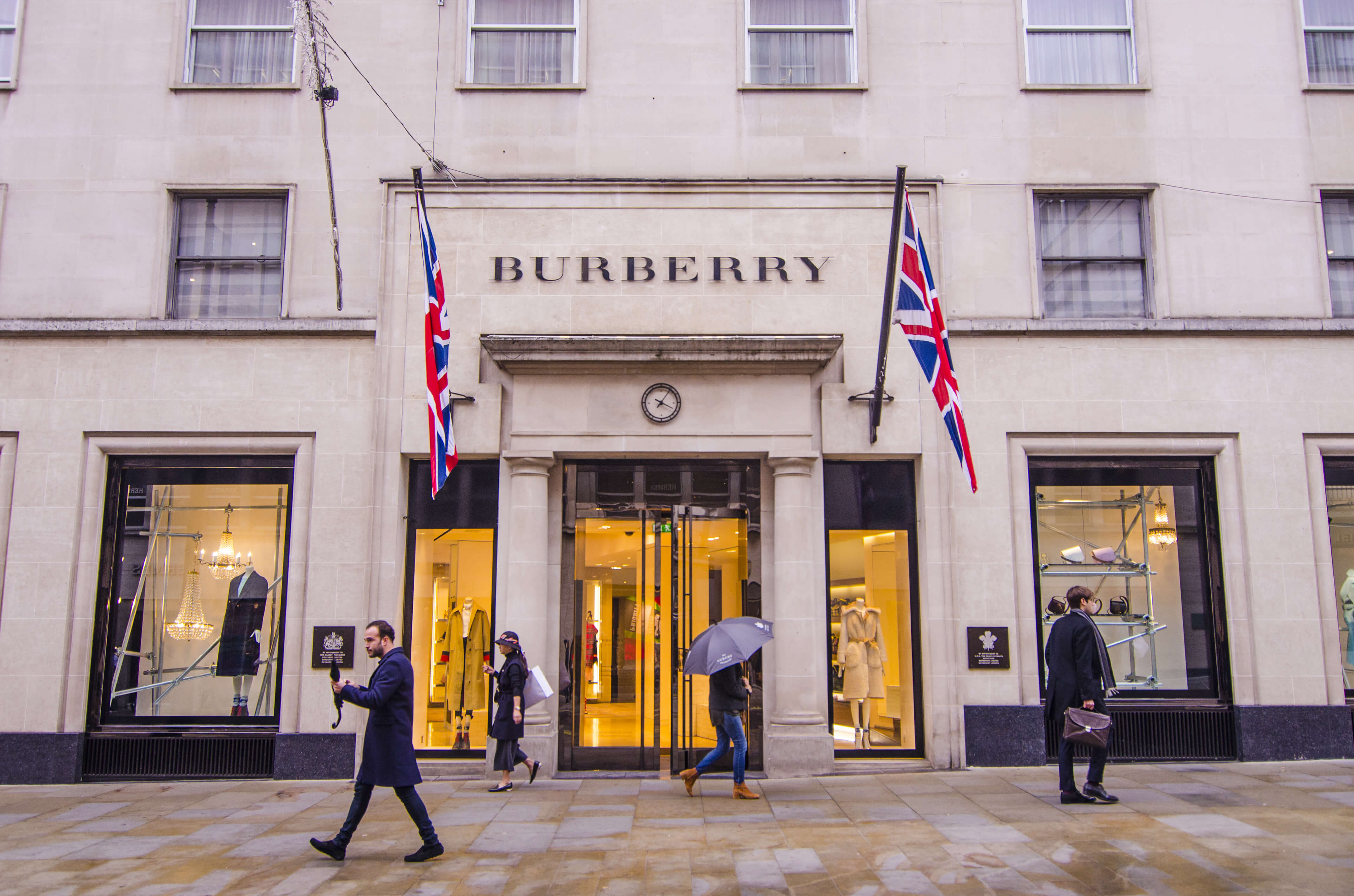 Forebyggelse Forhandle gidsel Burberry ups its marketing game with Augmented Reality