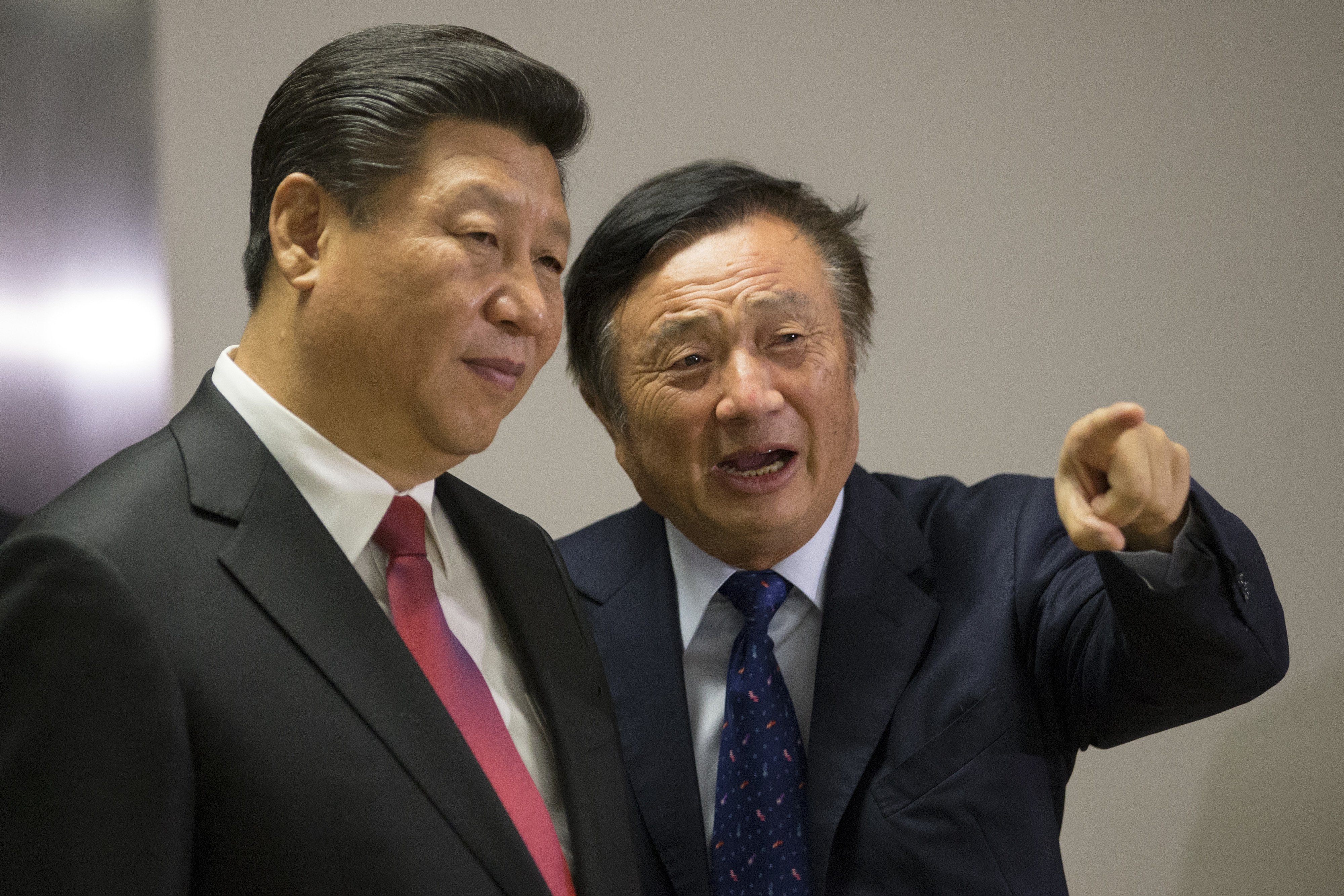 Chinese President Xi Jinping (L) is shown around the offices of Huawei by its President Ren Zhengfei. Source: AFP