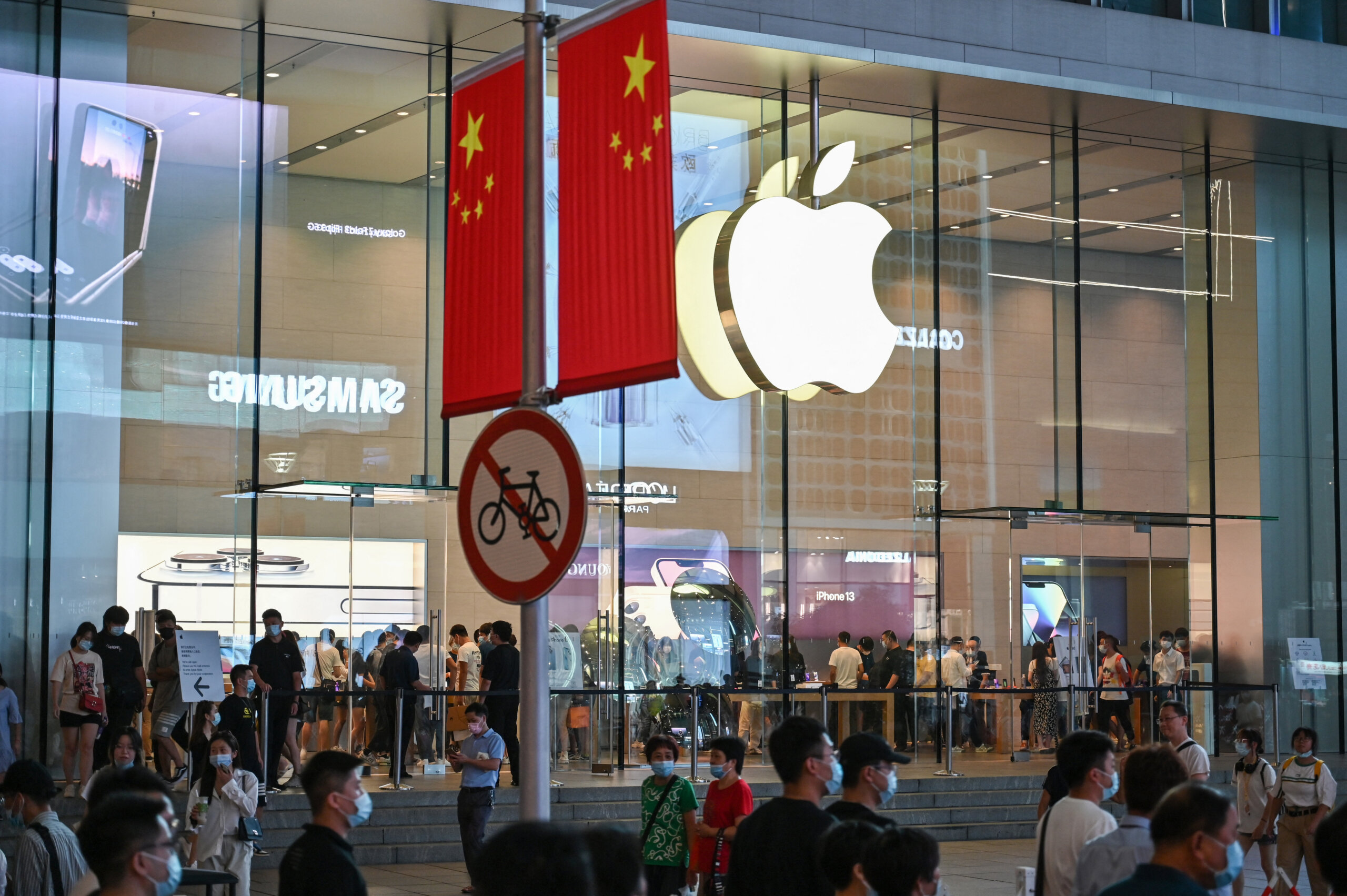 Apple blames China for revenue fall