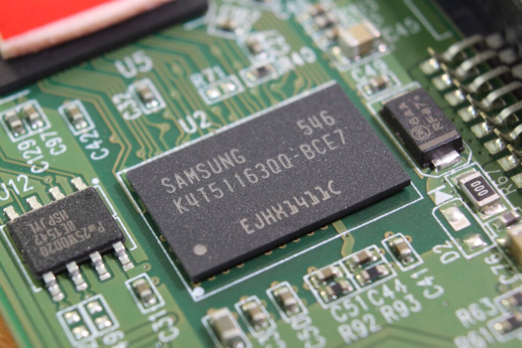 Samsung reckons its April-June quarter would see an operating profit of 600 billion Korean won (US$458 million), down from 14.1 trillion won (US$10.8 billion) a year earlier. Source: Shutterstock