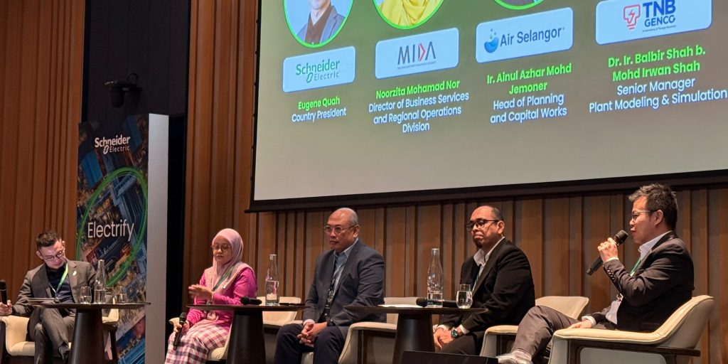 Five panellists seated on stage at Schneider Electric Innovation Day Kuala Lumpur 2026, discussing water and power infrastructure for Selangor data centres